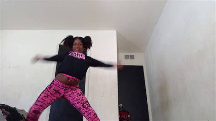 Dancing to majorette songs - dance music majorette