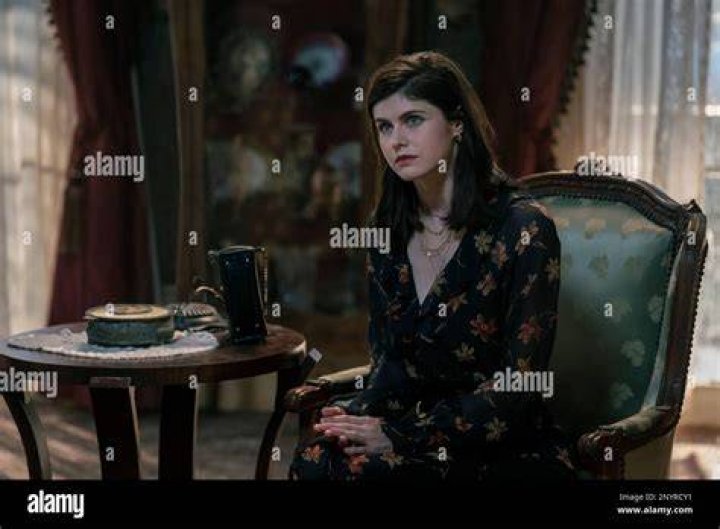 Dr. Rowan Fielding (Alexandra Daddario)