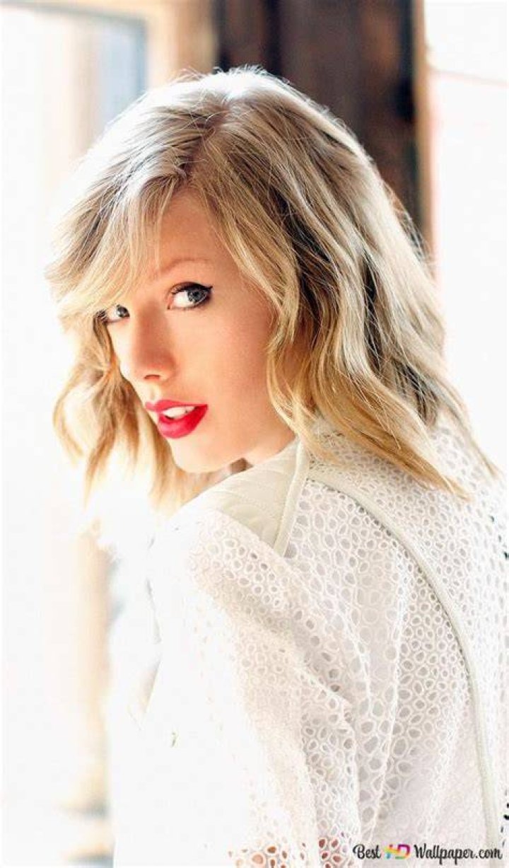 Taylor Swift posing